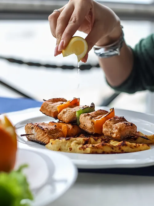 Experiencias gastronomicas plato de brochetas